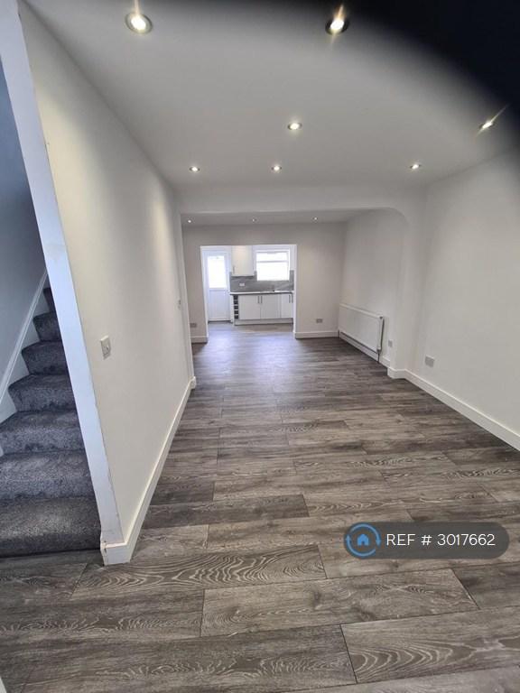 5 bedroom house in Guildford Avenue, Feltham, TW13 (5 bed) (#3017662)