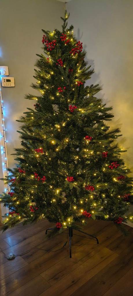 Brand new Sara Davis 7ft prelite Christmas tree 