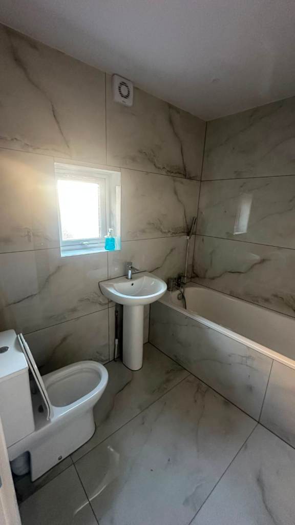Spacious 5 bedroom House available for rent  in E17
