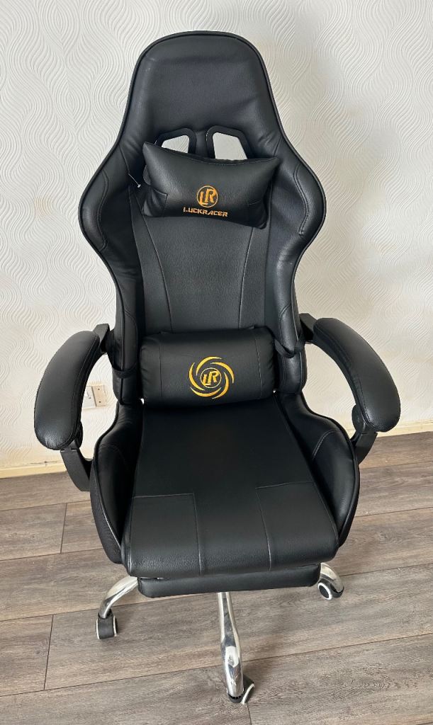 LUCKRAZER Black Gaming Chair with Footrest – As Good As New