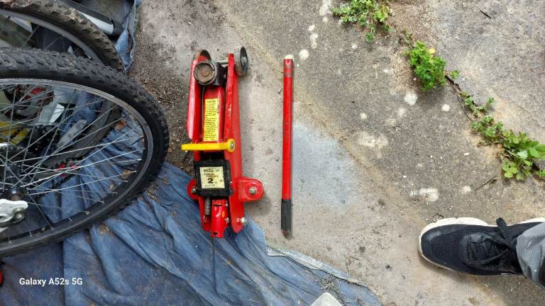 Roof bars and trolley jack 