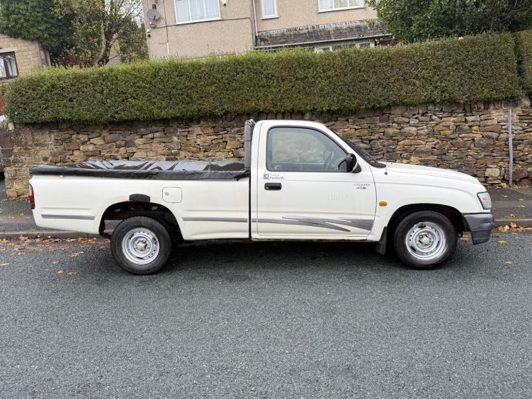 2003 Toyota Hilux 240 2.5 D4-D SINGLE CAB 4x2 WHITE PICK UP Diesel Manual