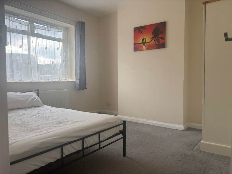 Big double room in Belvedere, near Station, Includes bills