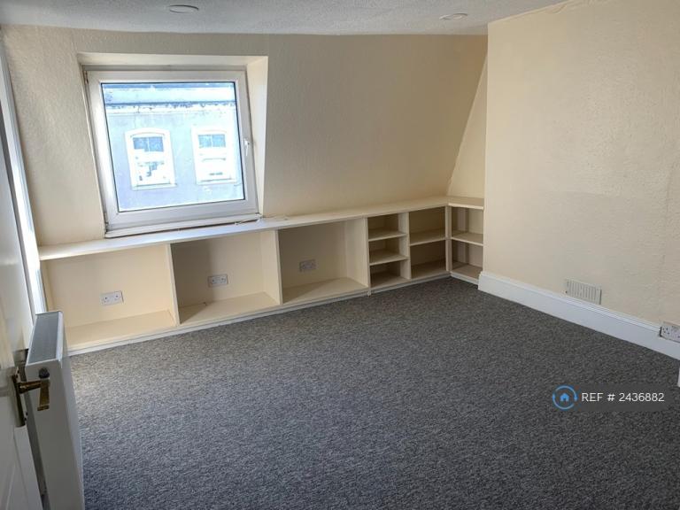 4 bedroom flat in Devonport Road, Plymouth, PL3 (4 bed) (#2436882)