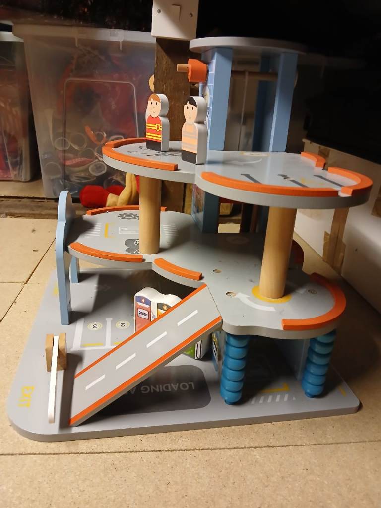 Kids play garage toy 