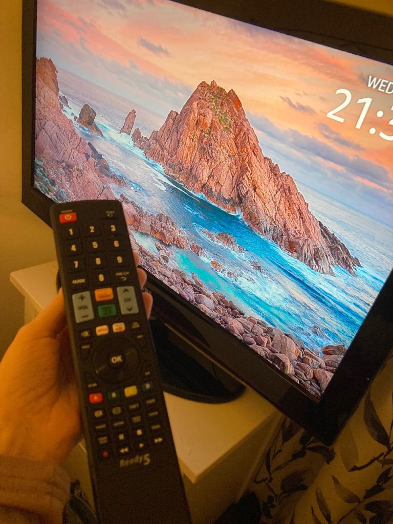 image for Samsung Tv - 32" LCD TV & remote- model LE32C450E1W