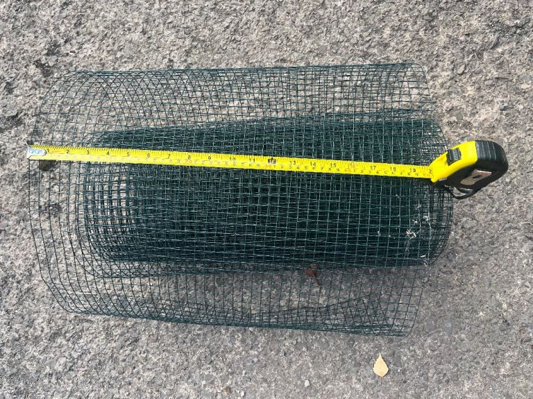 Garden Mesh Fencing. B&Q Blooma 13x13mm PVC-coated Green Wire mesh roll, (L)5m (H)0.5m. UNUSED. 