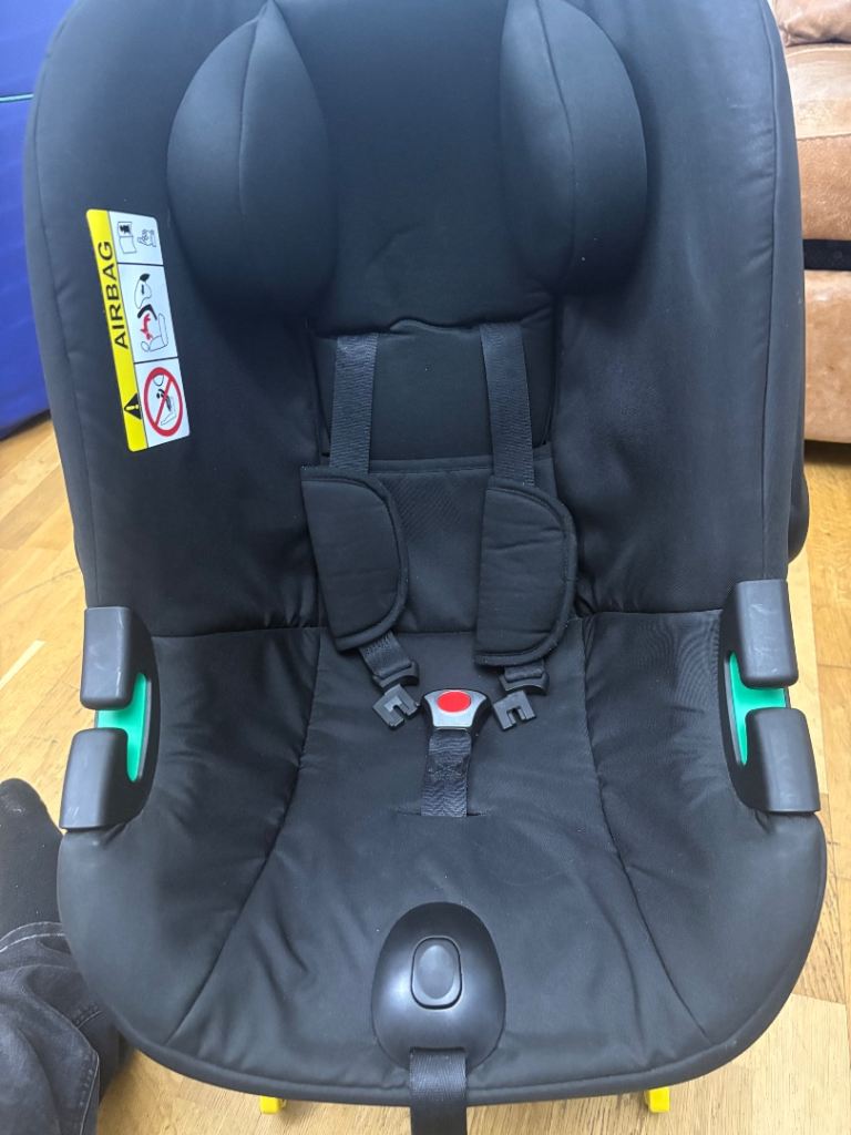 Puggle i-Size Car Seat with ISOFIX Base – Black, As Good As New