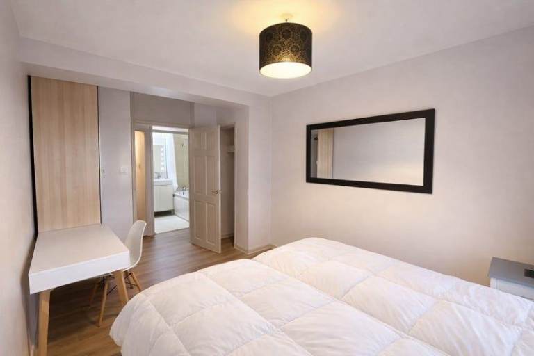 💜Room in 3-Bed Flat | Stunning London Views | Wandsworth Rd SW8 | Near Vauxhall Station🏡