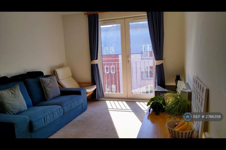 2 bedroom flat in Elmira Way, Salford, M5 (2 bed) (#2786358)