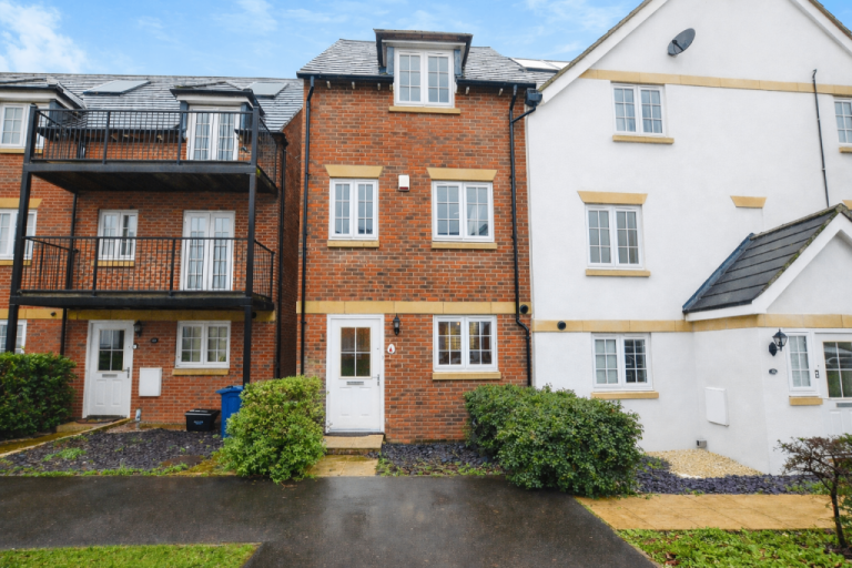 High Wycombe End Terrace 4 Bedroom 4 Bathroom Spacious Residential Property 