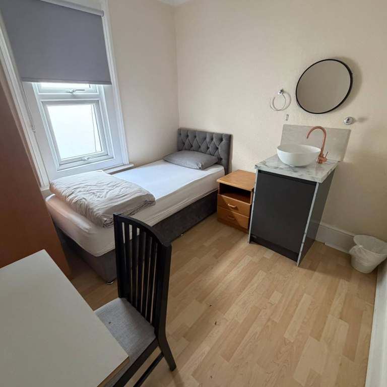 10 double bed rooms to rent Bath Road, Hounslow TW3
