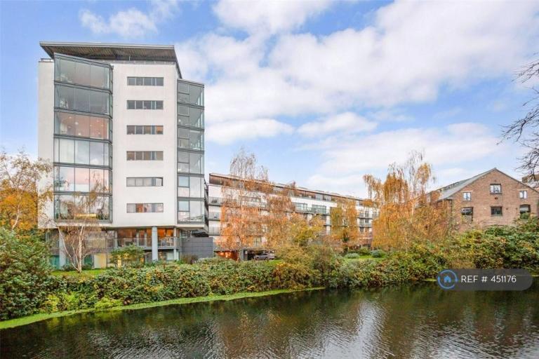 2 bedroom flat in Iron Works, London, E3 (2 bed) (#451176)