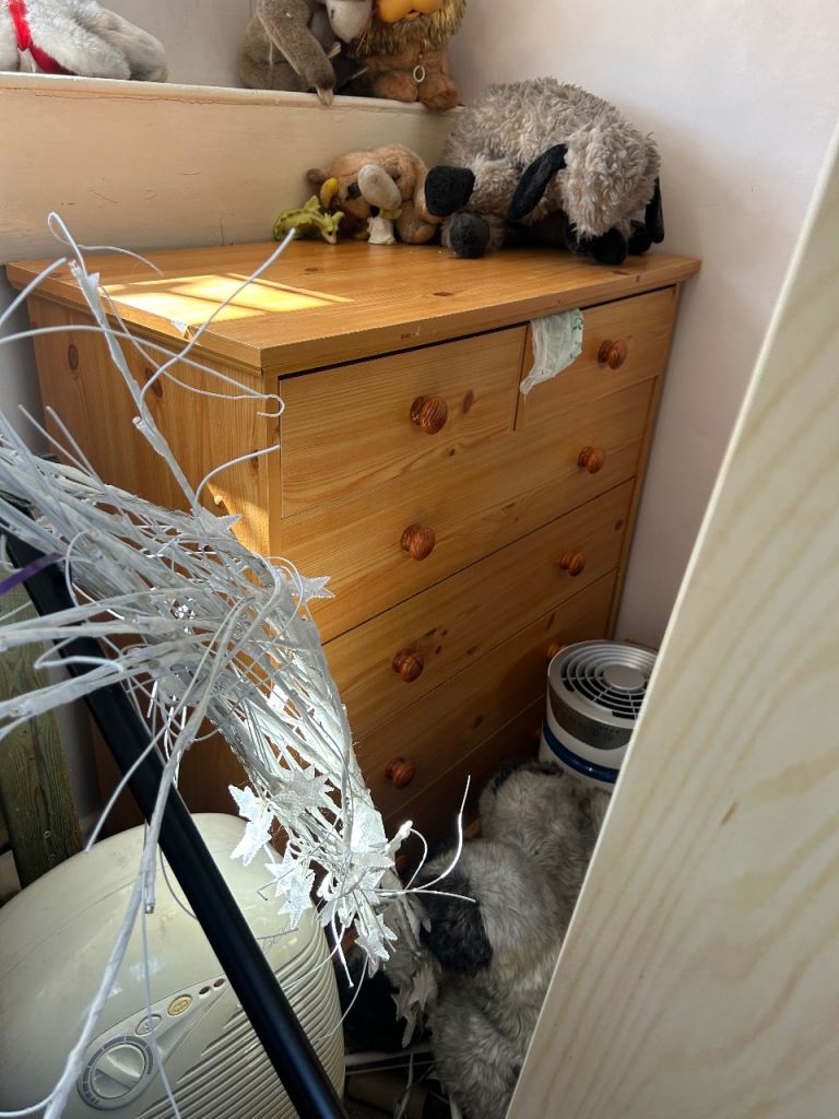 2x drawers, Ikea shelf, table and chairs