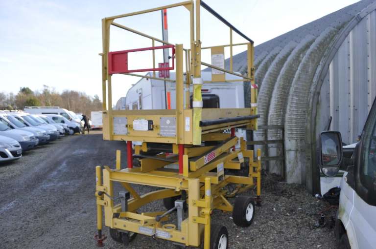 towable manaual pump scissor lift