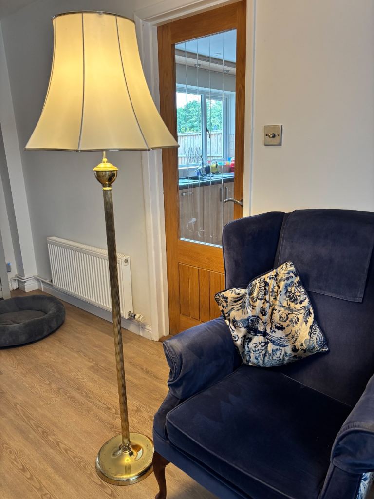 Traditional Gold Standard Lamp with Cream Shade – Good Condition