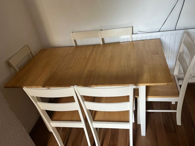 Dining table and 6 chairs 