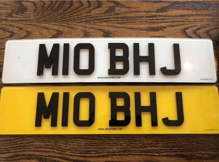 Private number plate on retention 