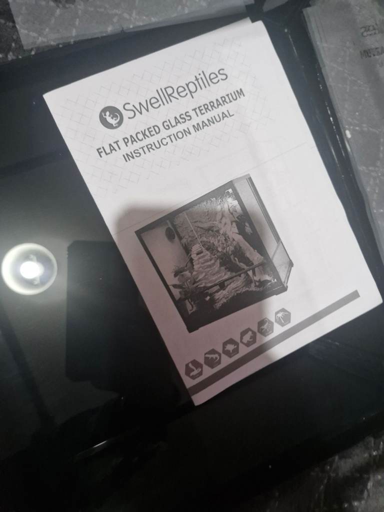 Flat packet glass terrarium