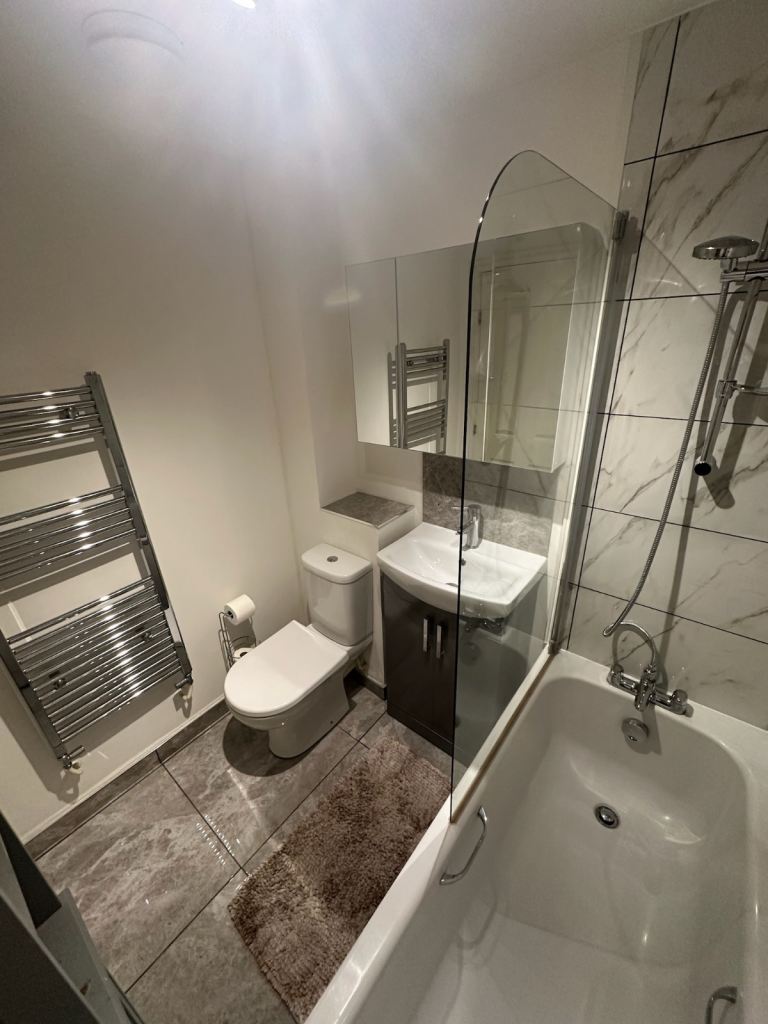 Freshly Refurbished House - Private Rd - Parking Bays