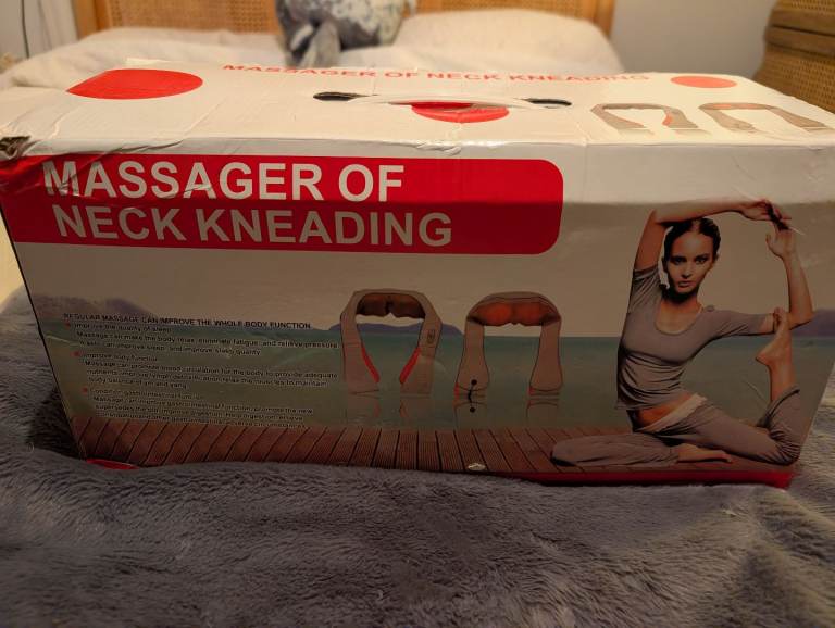Kneading neck massager 