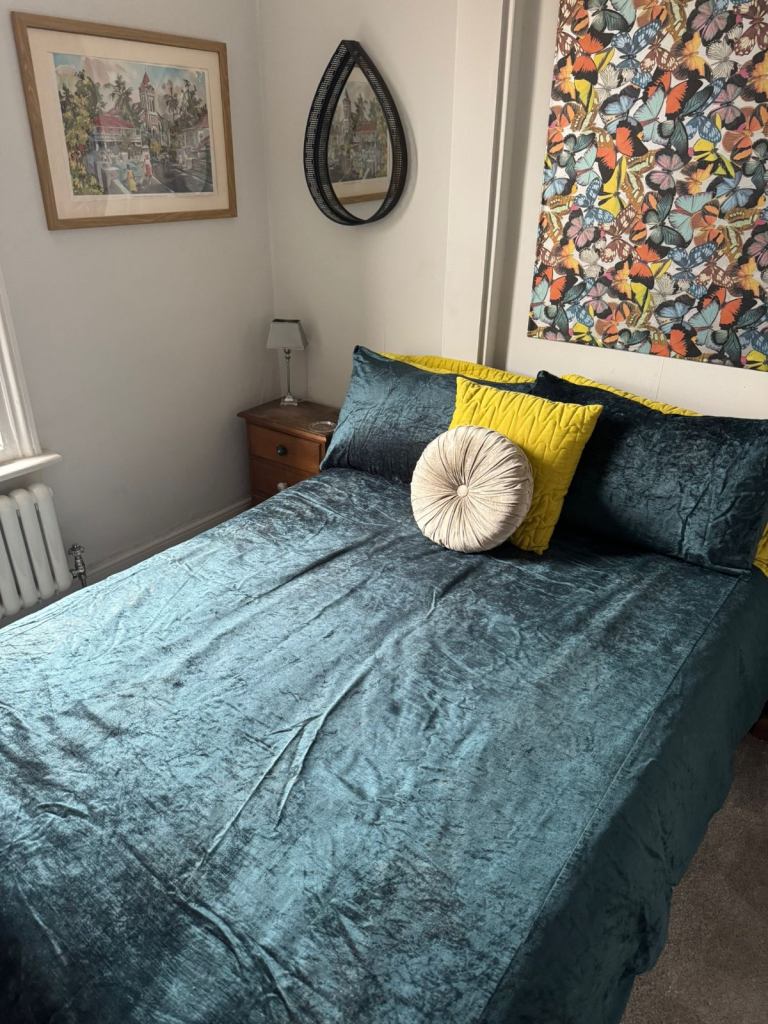 Double room to rent in family home 