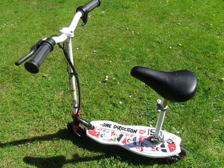 ONE DIRECTION CHILD'S ELECTRIC SCOOTER with SEAT. FOR SPARES OR REPAIR. - ANY OFFER CONSIDERED.