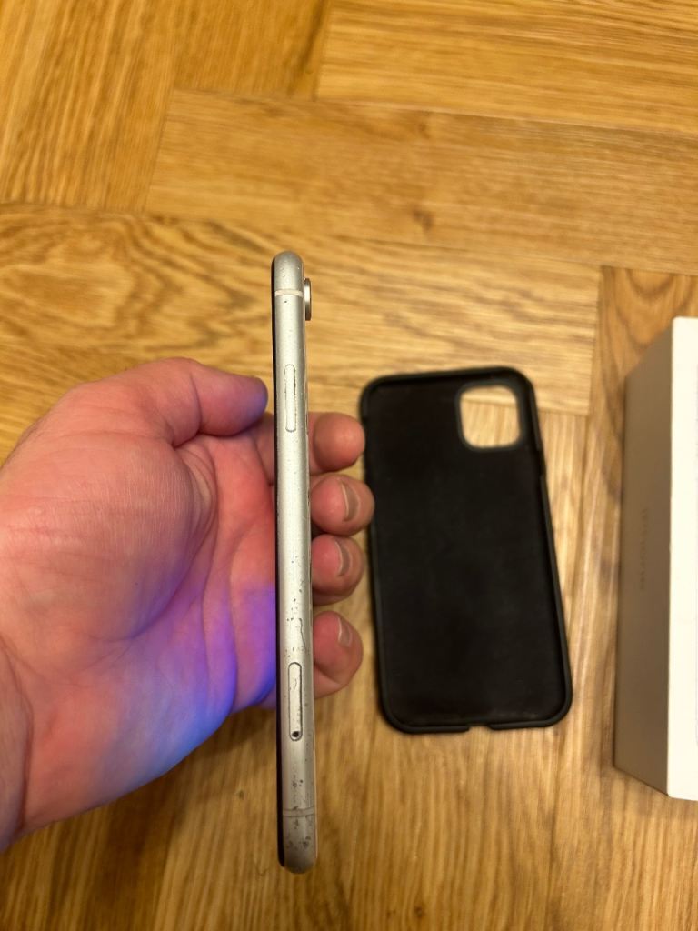 Apple iPhone xr boxed instructions white free case ear pod headphones 64gb phone 