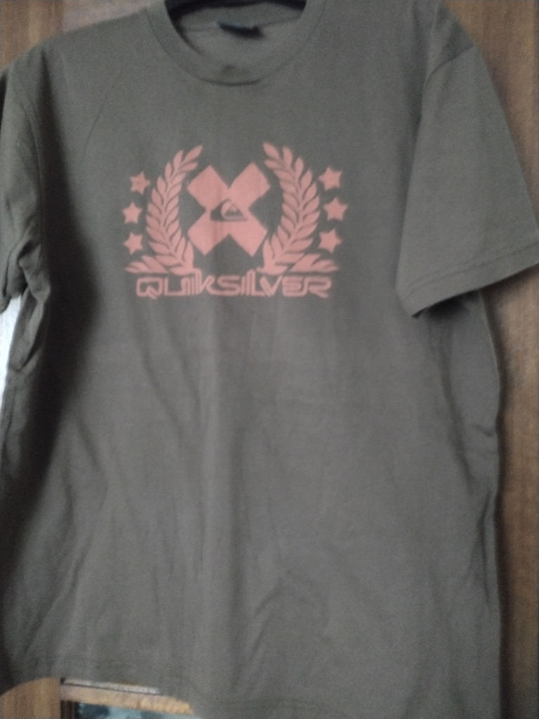  QUIKSILVER t-shirt. MED/LARGE. CHEST 40/42INCH app.