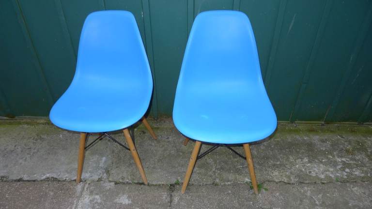 2x Eames Style blue plastic chairs wooden legs