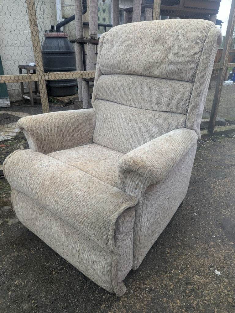 'SHERBORNE' ELECTRIC 'TILT & RISE' CHAIR & REMOTE!