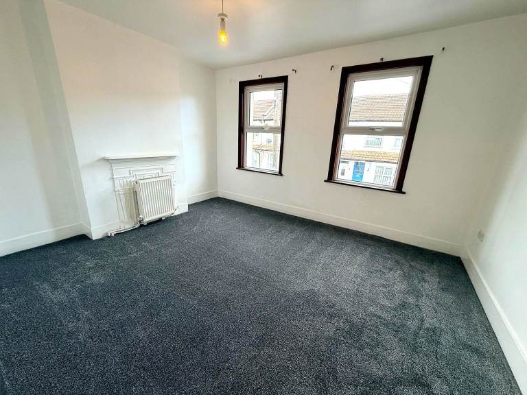Newly Renovated 4 bedrooms spacious terrace house near Grays