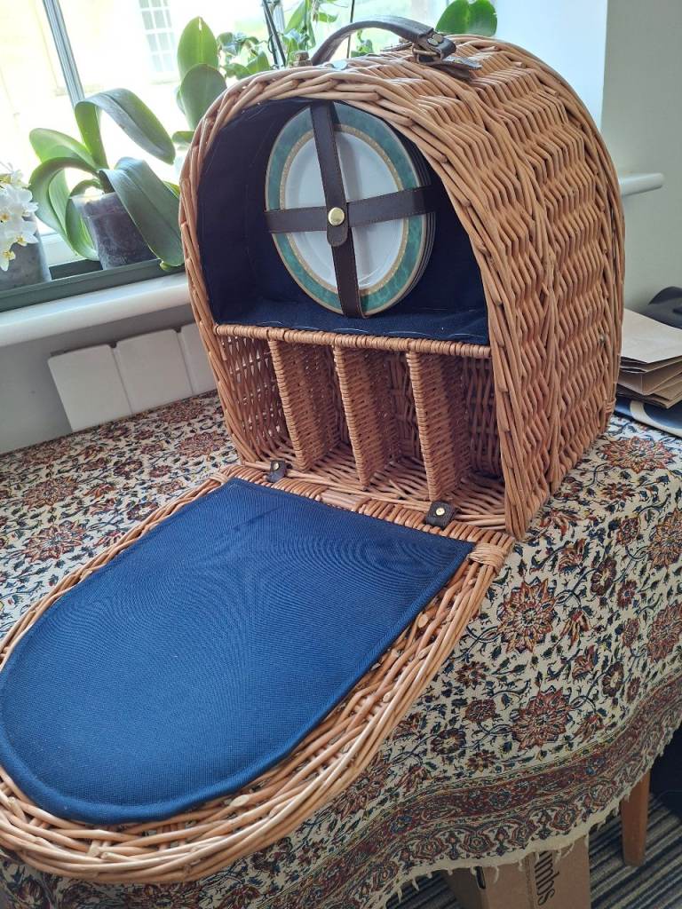 Wicker Picnic Basket with Plates and cutlery – Good Condition