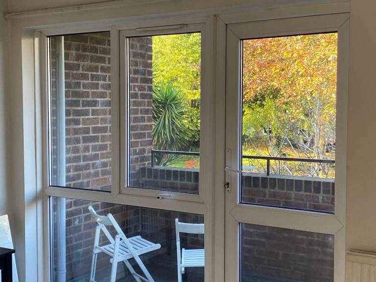 Flat to rent in SE8 Zone 2 (great transport links) with balcony overlooking quiet garden