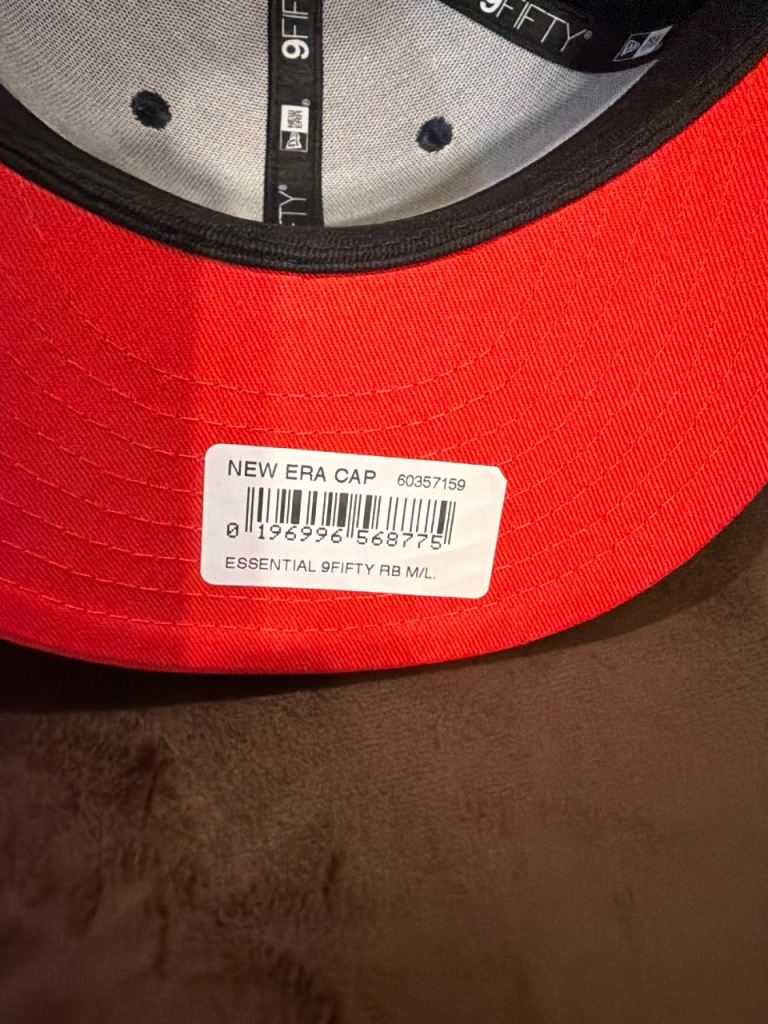 New Era Essential 9FIFTY Cap - Black with Red Undervisor, M/L