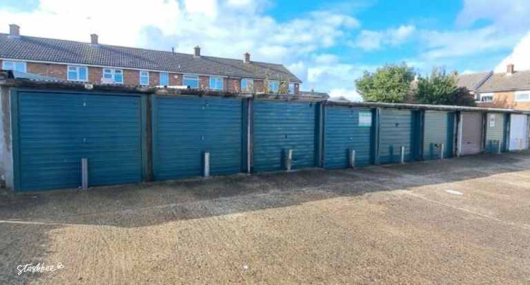 Garage to rent in Houghton Regis (LU5) | Stashbee