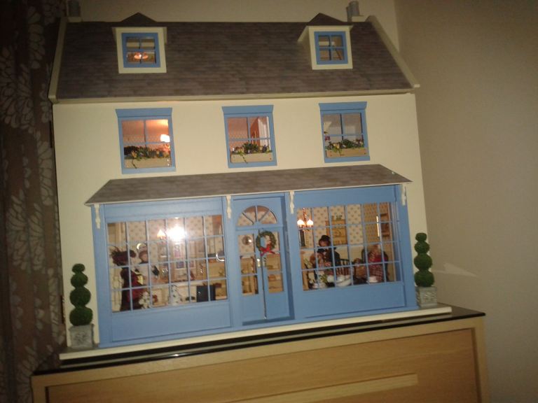 Victorian style dollhouse/cafe