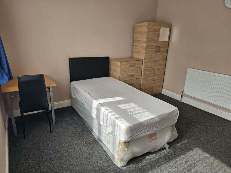 2 ROOM FOR 2 PERSON TO RENT OUT AS LODGERS WITH A SHARED NICE MUSLIM PAKISTANI FAMILY IN ILFORD