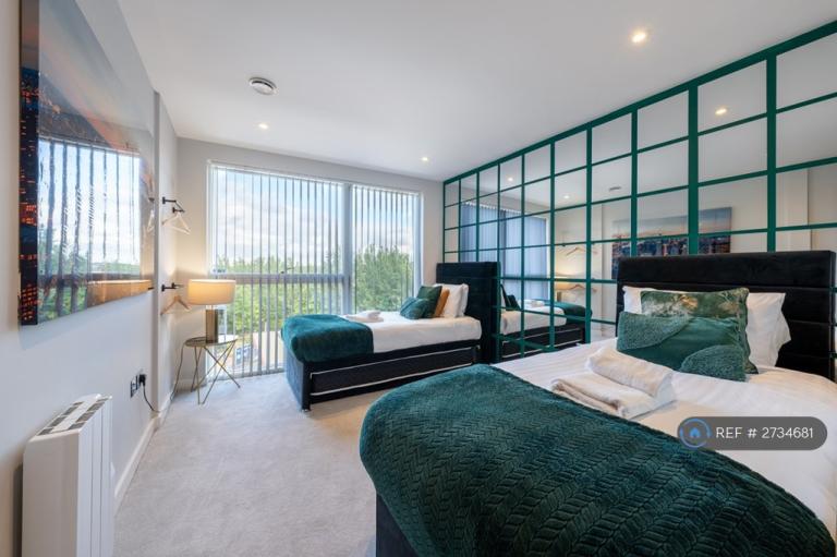 2 bedroom flat in Gladstone Park Gardens, London, NW2 (2 bed) (#2734681)