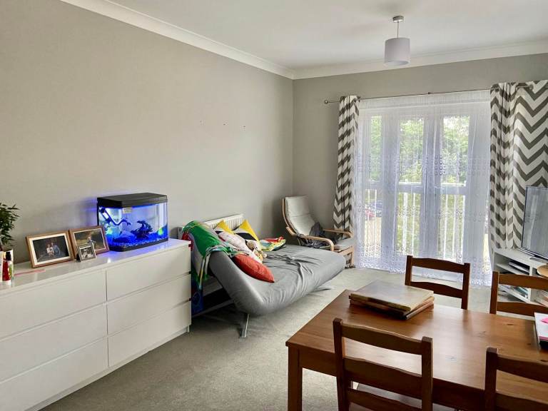 2 Bed Flat to Rent Near Perivale Greenford UB6 With One Car Parking Communal Gardens Thisteldown 