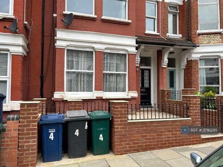 4 bedroom house in Park Hall Road, London, N2 (4 bed) (#2792295)