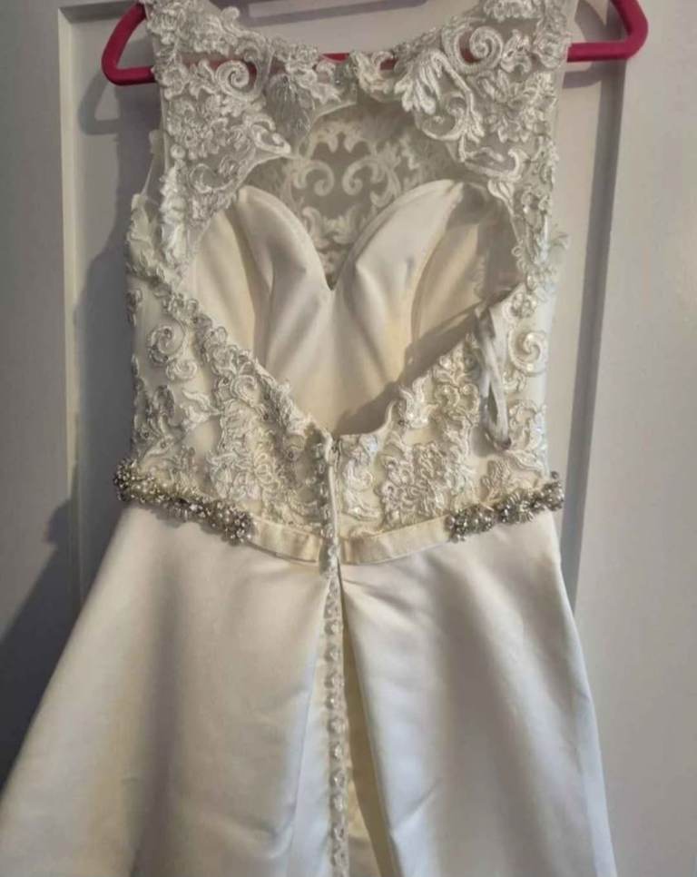 Gorgeous ivory wedding dress (size 10)