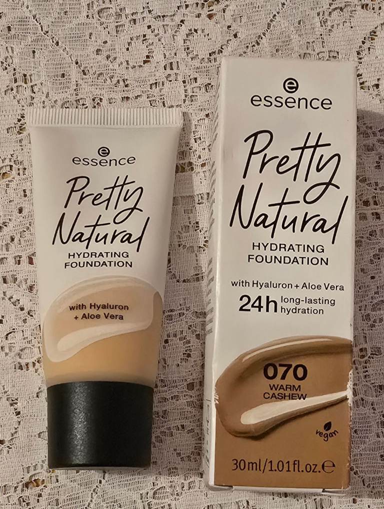 Essence Pretty Natural hydrating foundation - New 