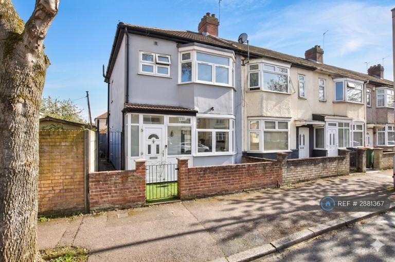 3 bedroom house in Mortlake Road, London, E16 (3 bed) (#2881367)