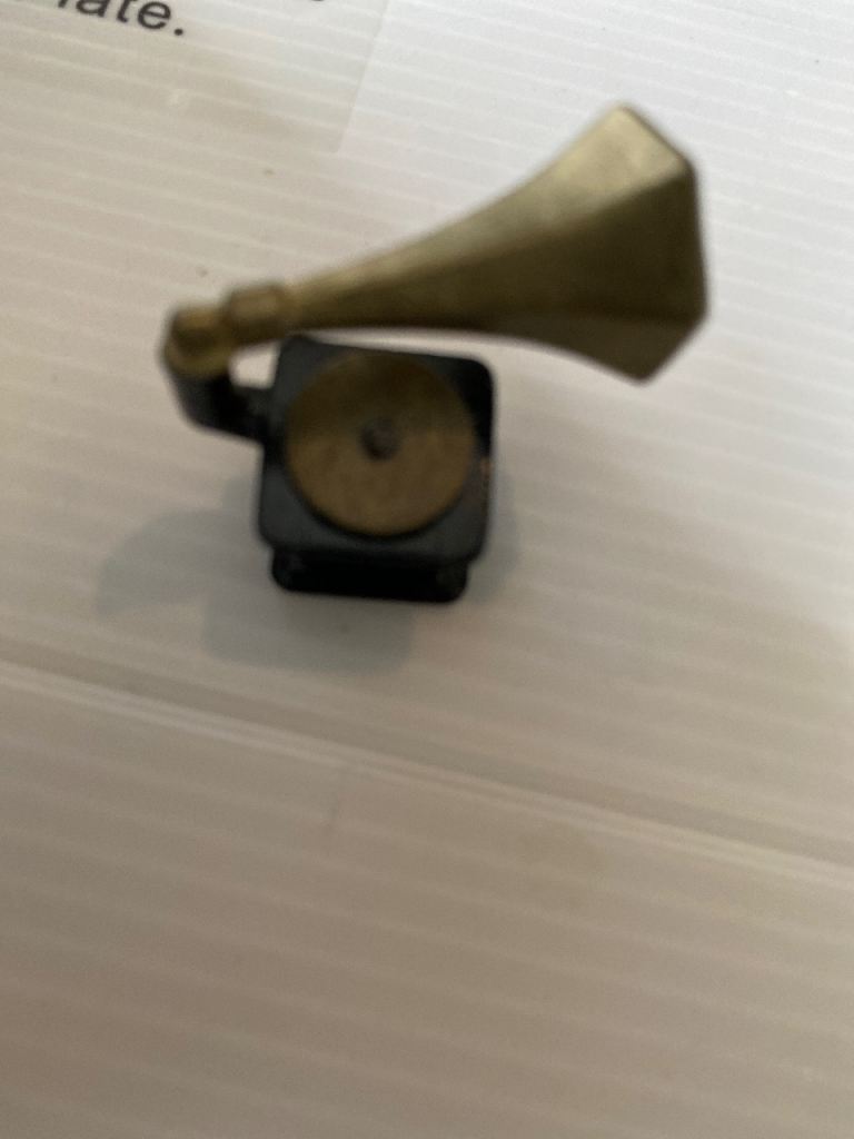 Title: Exquisite 1:12 Miniature Vintage Gramophone – The Perfect Dollhouse Detail