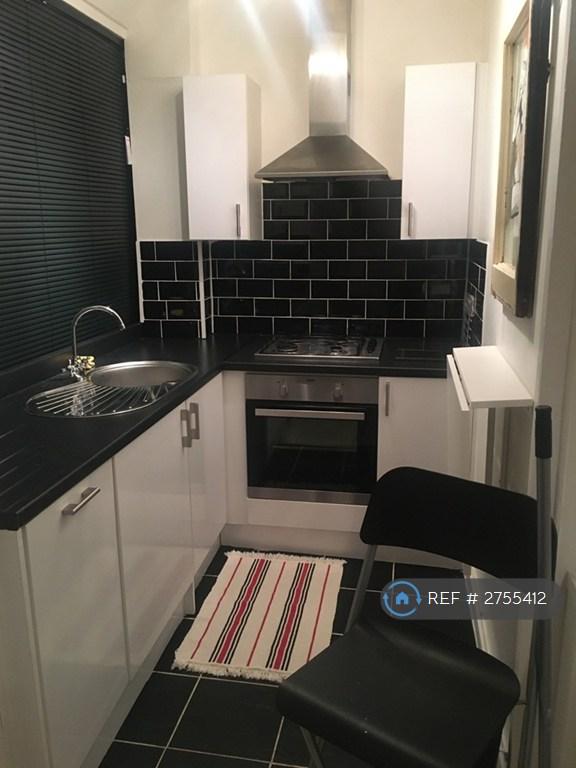 Studio flat in Tower Bridge Road, London, SE1 (#2755412)