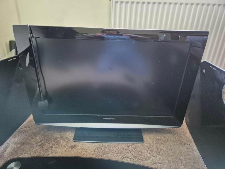 Panasonic television  31 inch screen. Free to collector 
