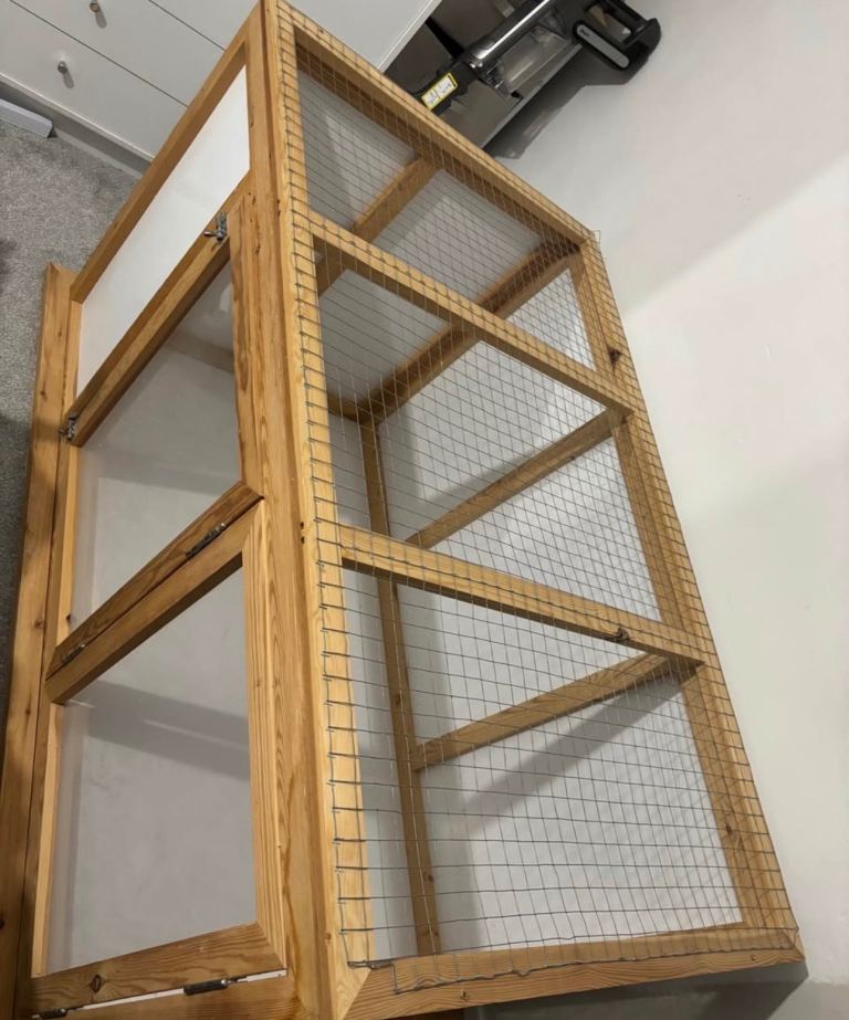 Pet enclosure/ play pen 