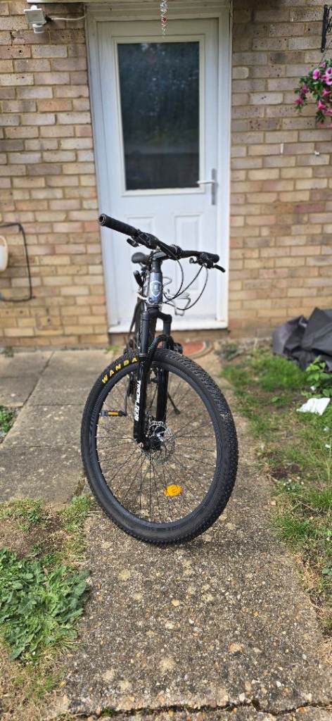 Gray/black mountain Bike fully working disc breaks with 7 gears back 3 at front