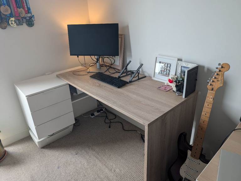 Corner desk in great condition, just a few marks.
